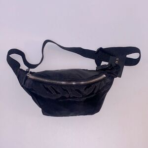 NEW...BLACK ⚫️ Fanny pack OS (one size) from Forever21